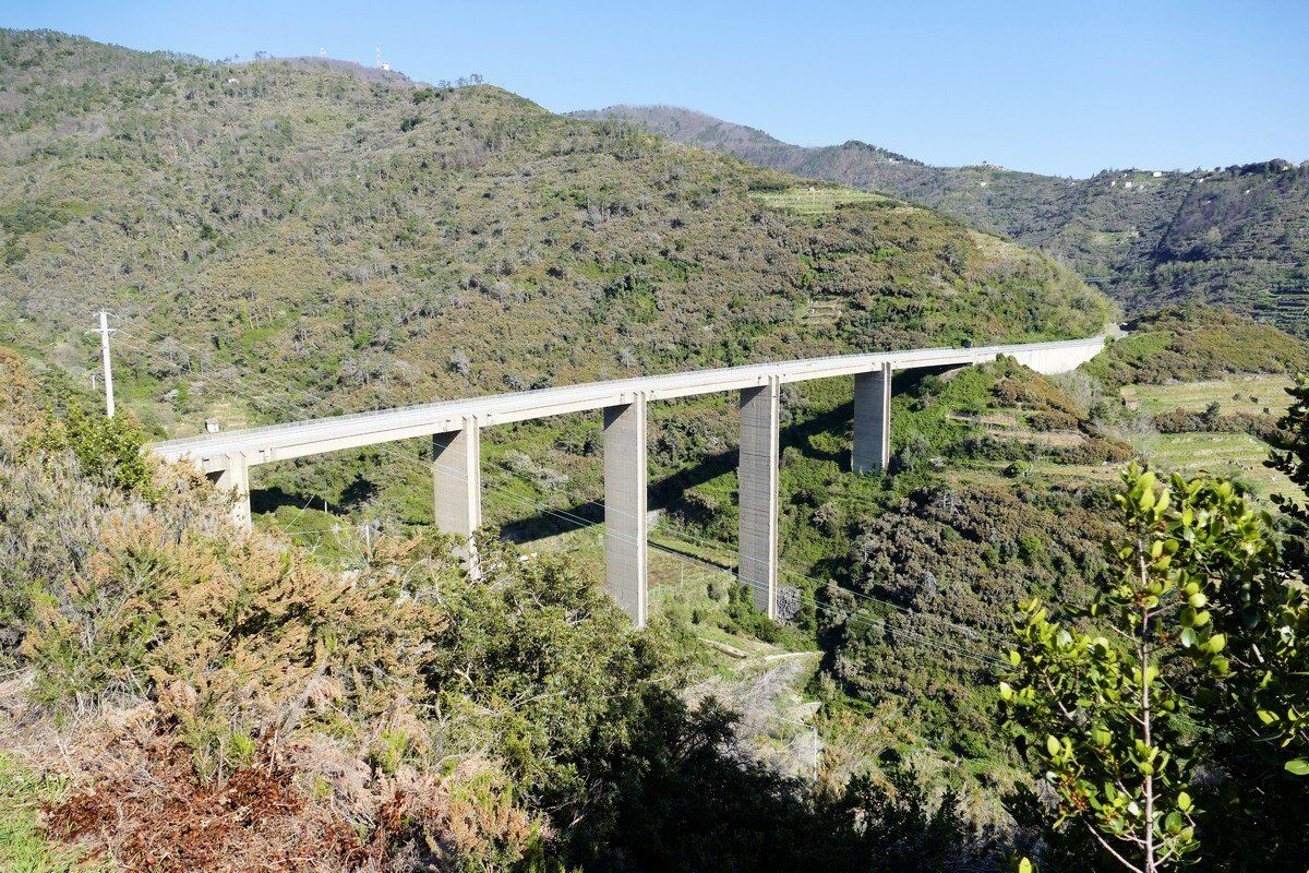 Über das Viadukt müssen wir.