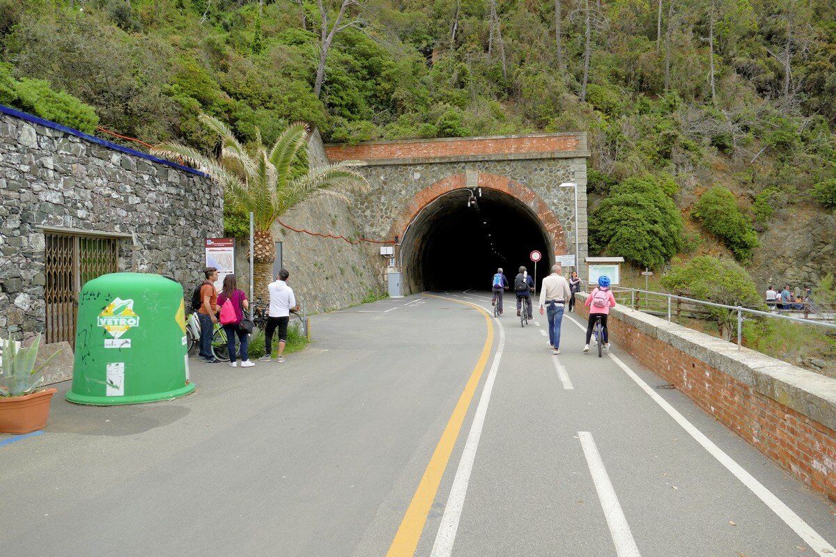 Auf dem Tunnelweg der ehemaligen Eisenbahn Bonassola-Levanto.