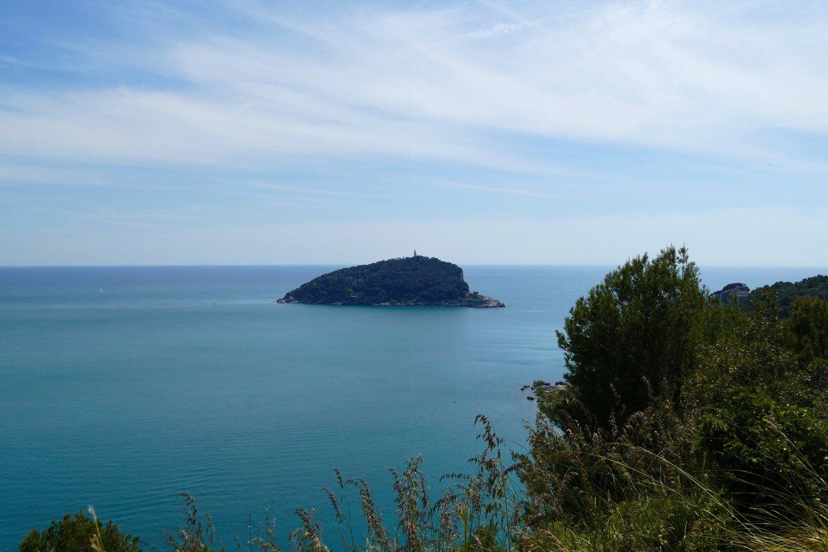 Blick zur Nachbarinsel Venerio.