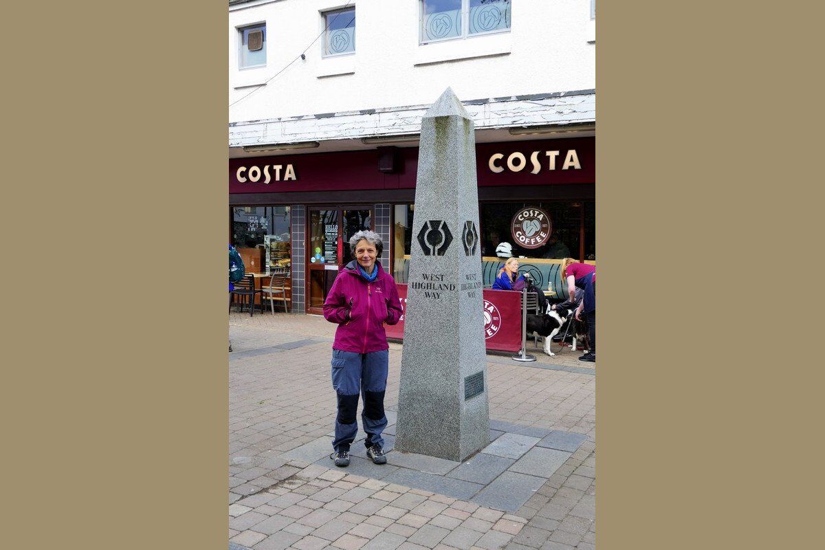 Die Granitsäule markiert den Startpunkt.