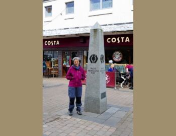 Die Granitsäule markiert den Startpunkt.