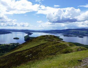 Blick vom Conic Hill über den Loch Lomond.
