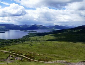 Blick vom Conic Hill über den Loch Lomond.