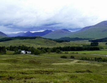 Blick zum Inveroran Hotel.