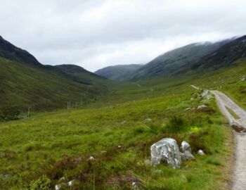 Blick über Allt Nathrach bis zur Passhöhe.