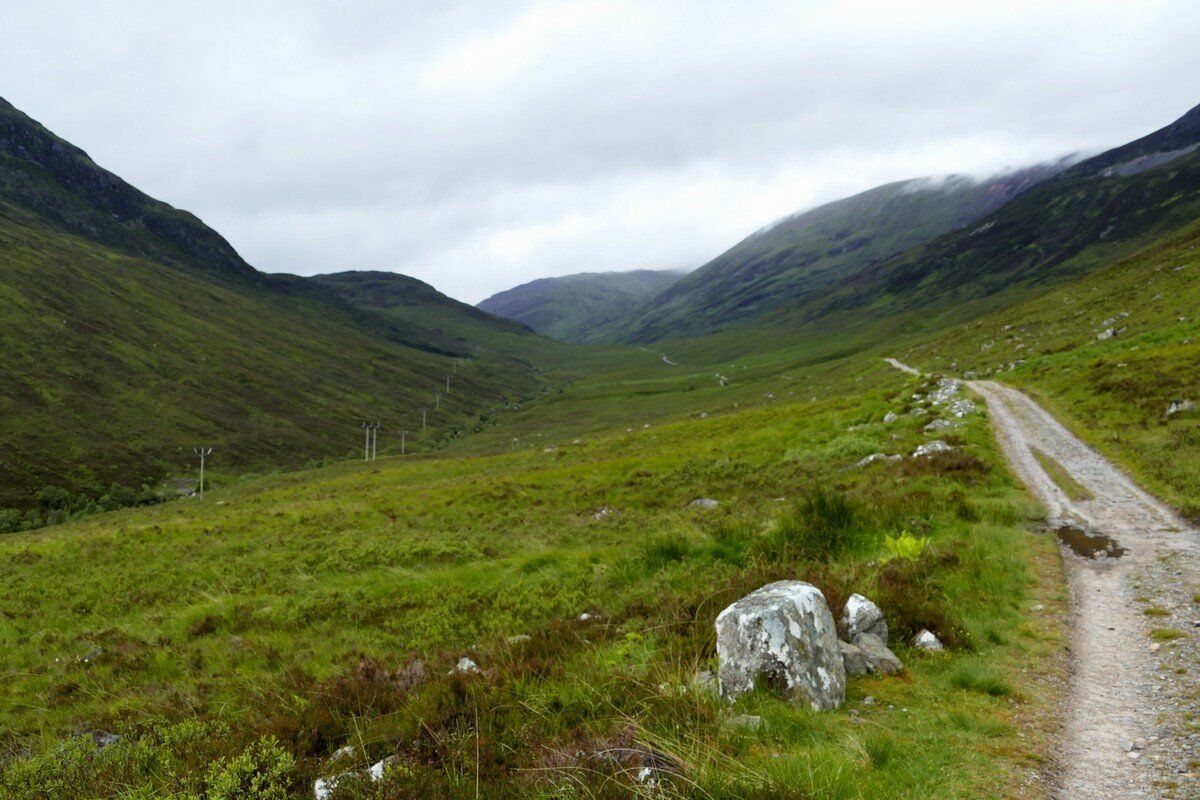 Blick über Allt Nathrach bis zur Passhöhe.