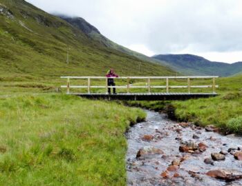 Brücke über den Allt na Lairige Moire.
