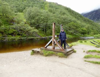 Drahtseilbrücke.
