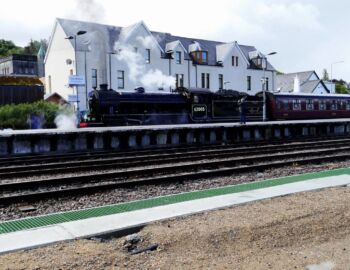 Dampfzug "The Jacobite" startet im Bahnhof Fort William.