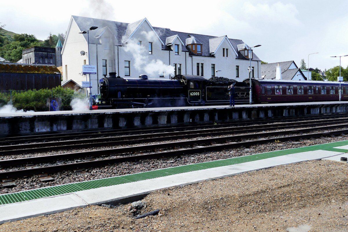 Dampfzug "The Jacobite" startet im Bahnhof Fort William.