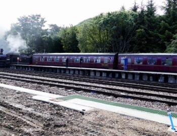 Dampfzug "The Jacobite" startet im Bahnhof Fort William.