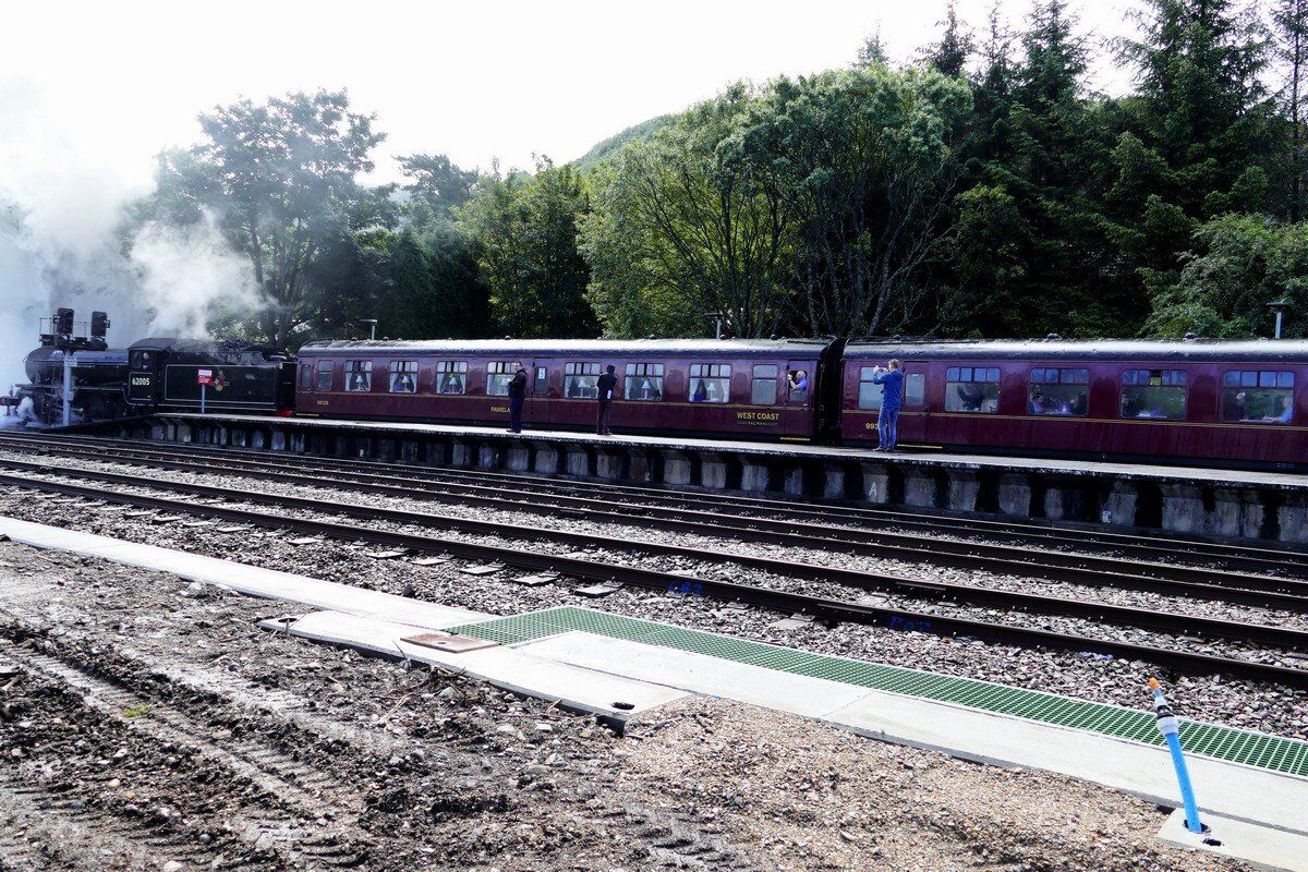 Dampfzug "The Jacobite" startet im Bahnhof Fort William.