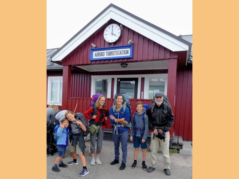 Vier Enkelkinder, große Tochter und Opa am Bahnhof Abisko Turiststation freuen sich auf die Trekkingtour.