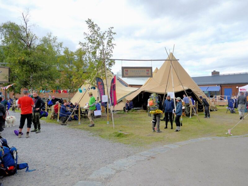 In Abisko ist Fjällraven-Classic-Time mit viel Betrieb.