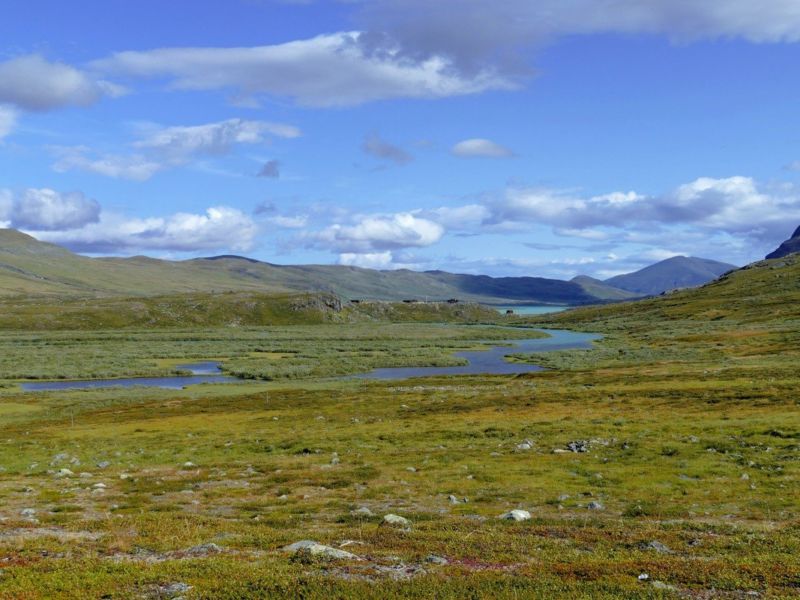 Blick zurück zu den Alesjaure-Hütten.