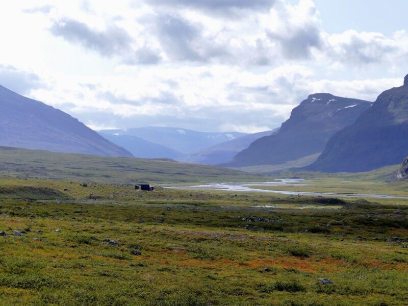 Blick nach Süden mit Kuoperjohka-Rastschutzhütte.