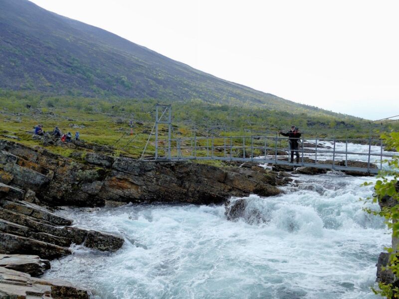 Hängebrücke nach Kaitumjaure.