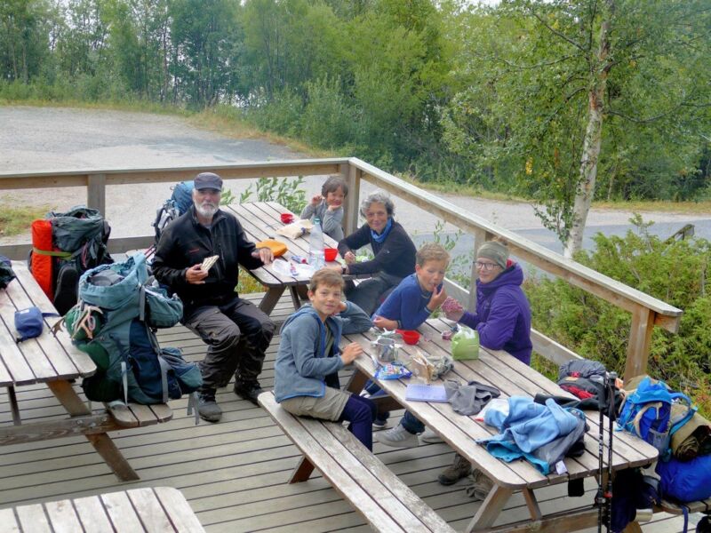 Wir warten auf den Bus nach Ritsem.