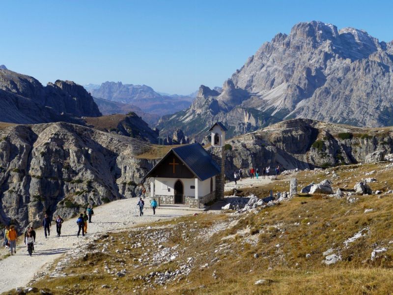 Von der Auronzohütte führt der breite Weg an der Kapelle Madonna della Croda vorbei.
