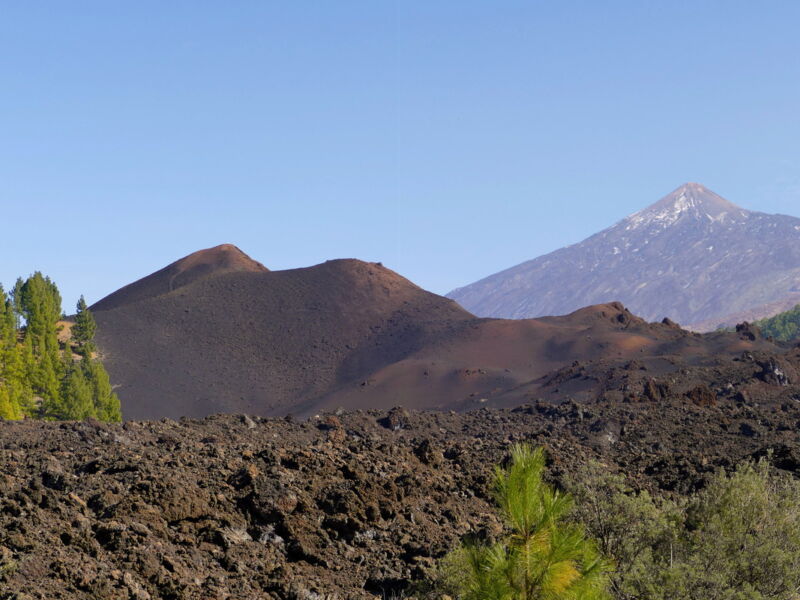 Vulkan Chinyero vor dem Teide.