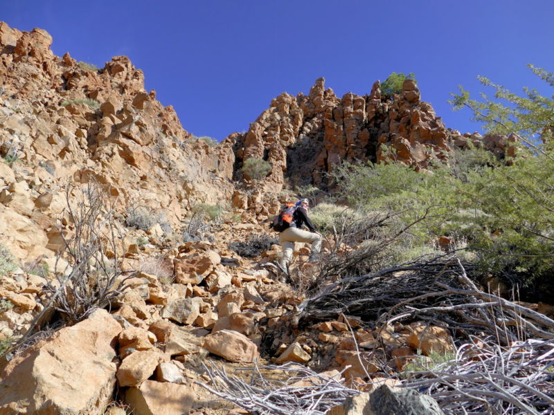 Durch diese Felsrinne führt der direkte Aufstieg auf die Fortaleza.