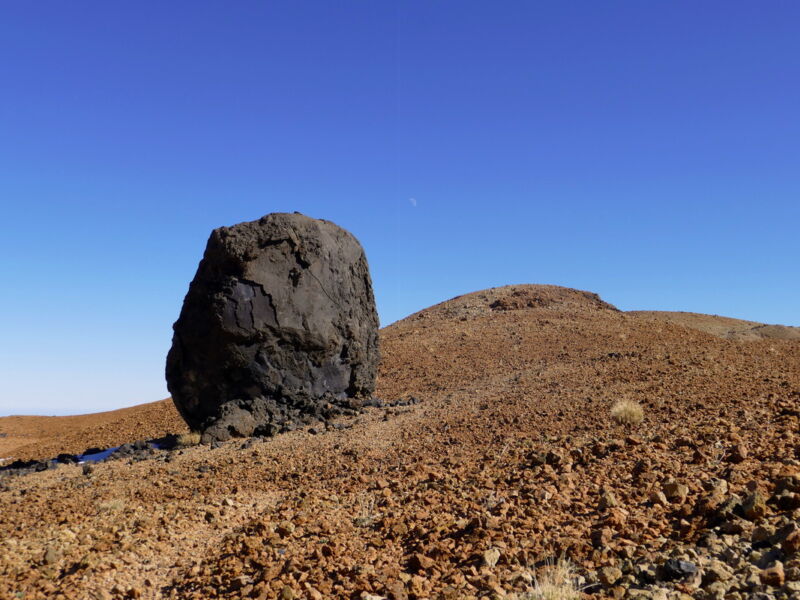 Teide-Ei vor Montaña Blanca vor Mond-Sichel.
