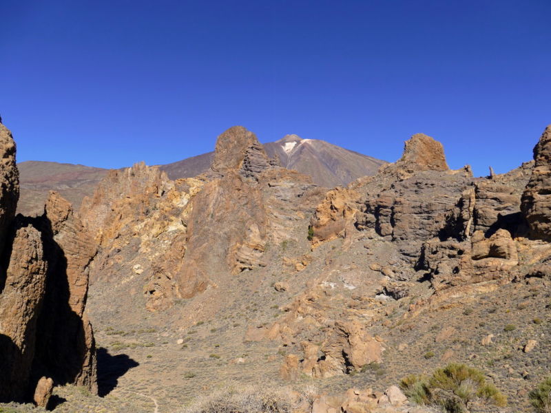 Blick auf die Westseite der Felsen, im Hintergrund der Teide.