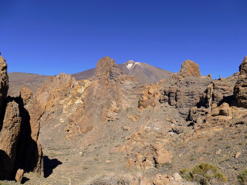 Blick auf die Westseite der Felsen, im Hintergrund der Teide.
