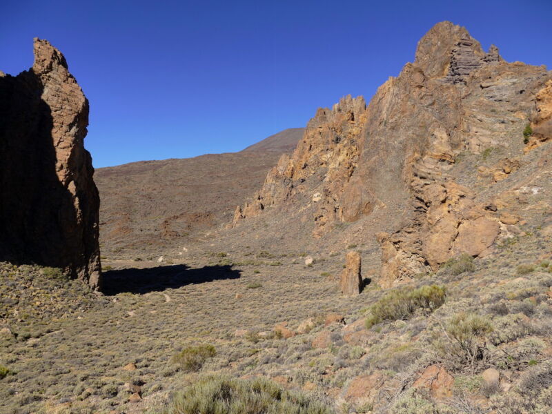 Der Weg verläuft zwischen Catedral und der Felsenkette.