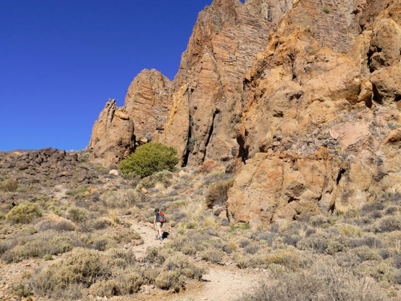 Gegen Ende der Felsenkette geht es wieder aufwärts.
