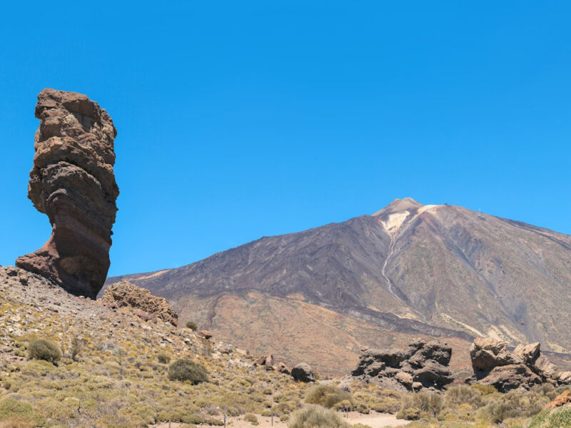 Die Wahrzeichen Teneriffas: Roque Cinchado und Teide.