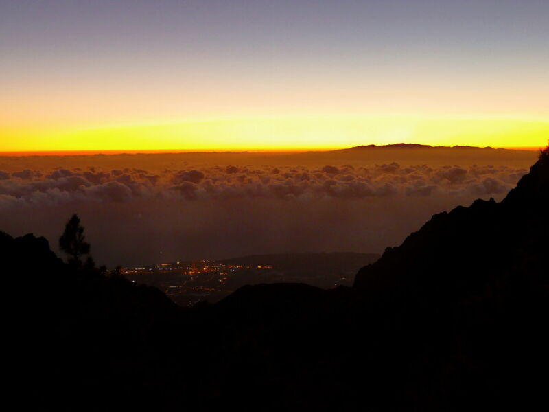 Früh am Morgen fahren wir los und erleben auf der Kammstraße den Sonnenaufgang.