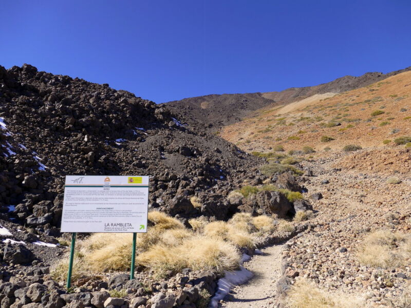 Hier zweigt der Pfad zum Teide ab und steigt den Hang hoch.