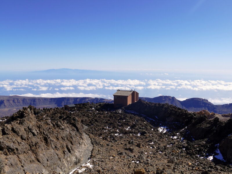 Weit oben - von der Bergstation steigt ein guter Pfad die letzten 170 Höhenmeter hoch.