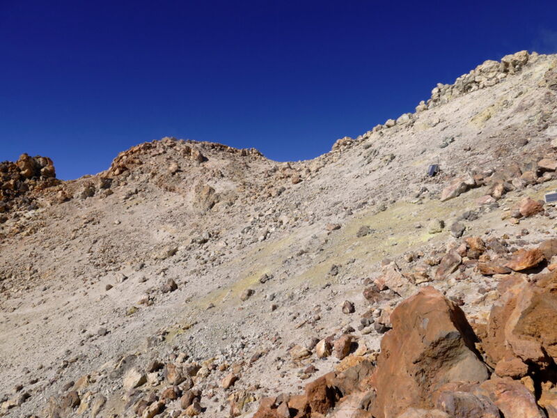 Der Krater des Teide ist gelbgefärbt vom Schwefel.