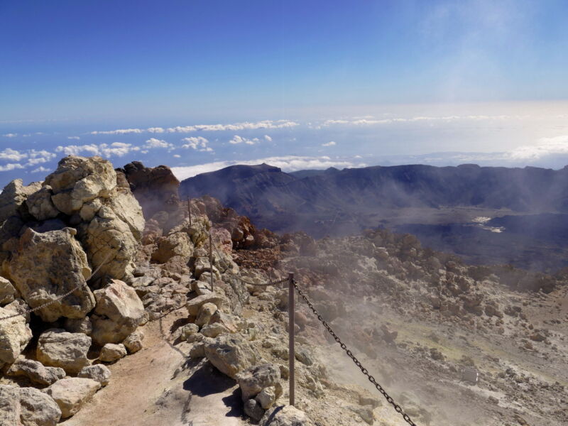 Schwefeldämpfe am Gipfel.