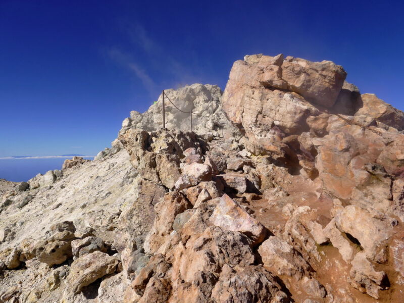Am Teidekrater ist der Weg ein wenig luftig.