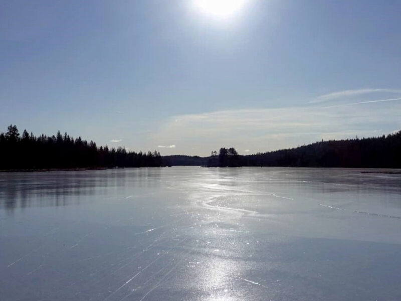 Isbitna - Schlittschuhlaufen auf einem schwedischen See.