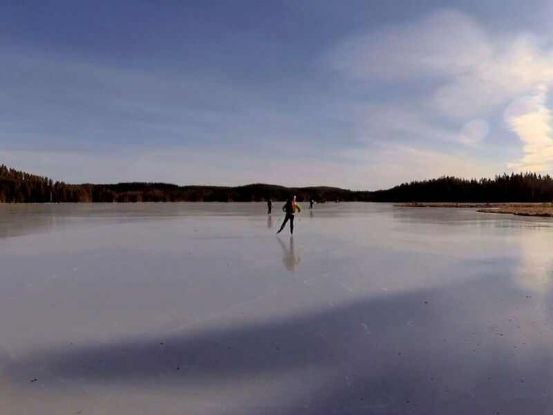 Isbitna - Schlittschuhlaufen auf einem schwedischen See.