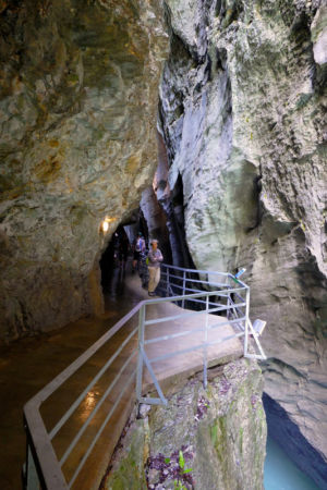 Die Aare zwängt sich durch die "Grosse Enge".