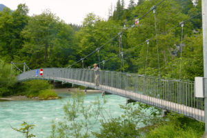 Hängebrücke über die Aare bei der Tunnelhaltestelle Ost.