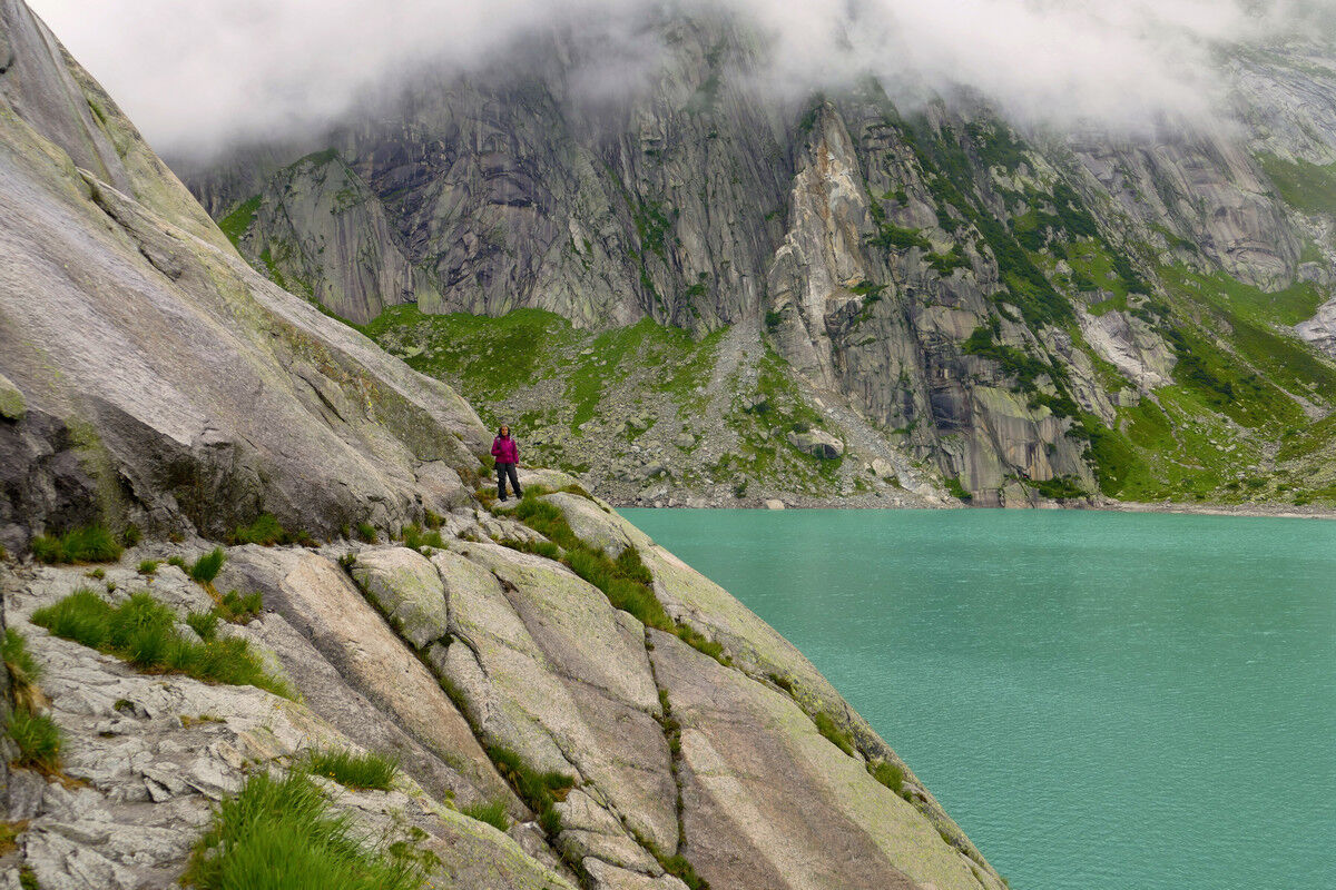 Gelmersee-Rundweg - schmaler Weg zwischen glatten Felsplatten.