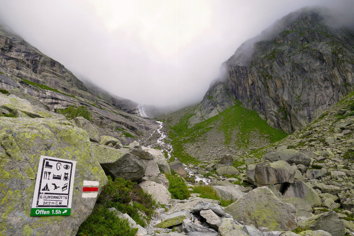 Durch dieses enge und steile Felskar geht es hinauf zur Gelmerhütte (2.412 m).
