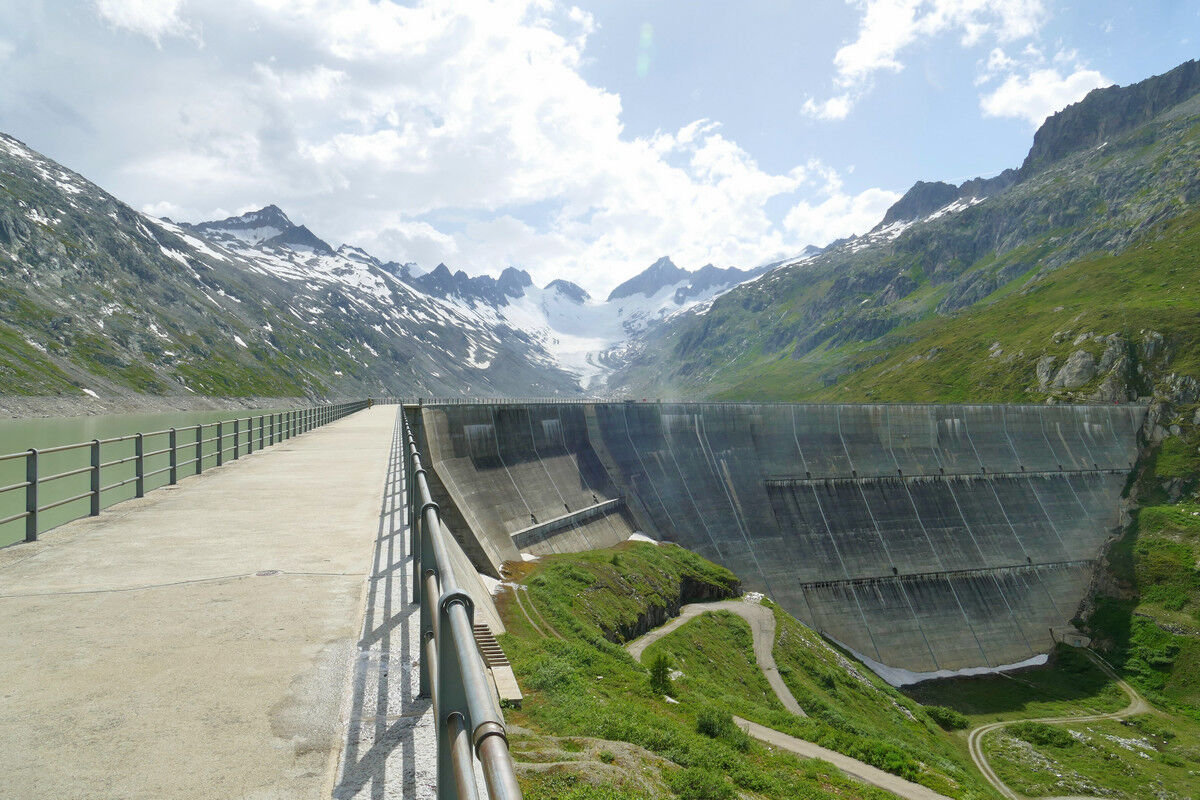 Staumauer des Oberaarsee.