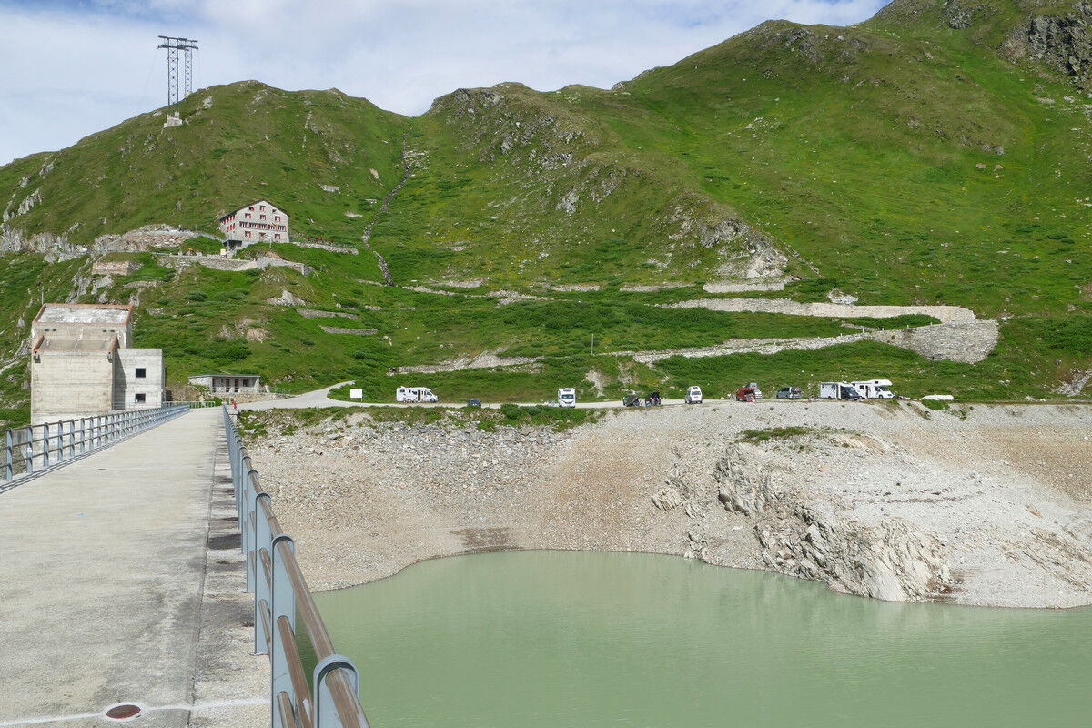 WoMo-Parkplatz unterhalb vom Berghaus Oberaar.