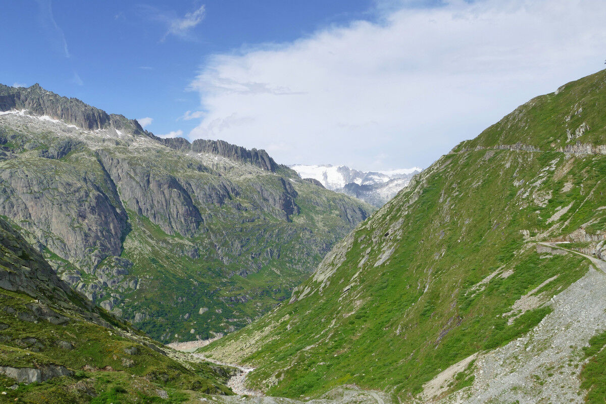 Blick auf den Grimselsee und die Zufahrtstraße zum Berghaus Oberaar.