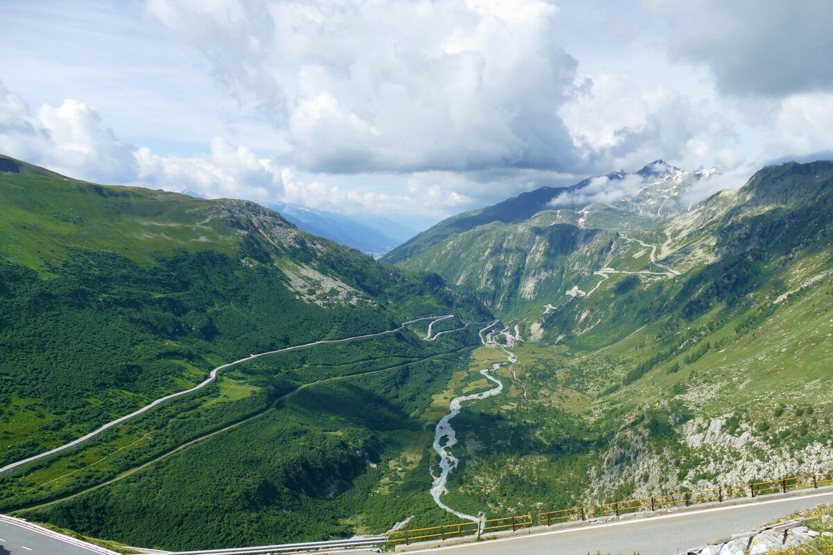 Blick über das Rhonetal nach Gletsch - links die Furkastraße und Trasse der Furka-Dampfbahn, rechts die Grimselstraße