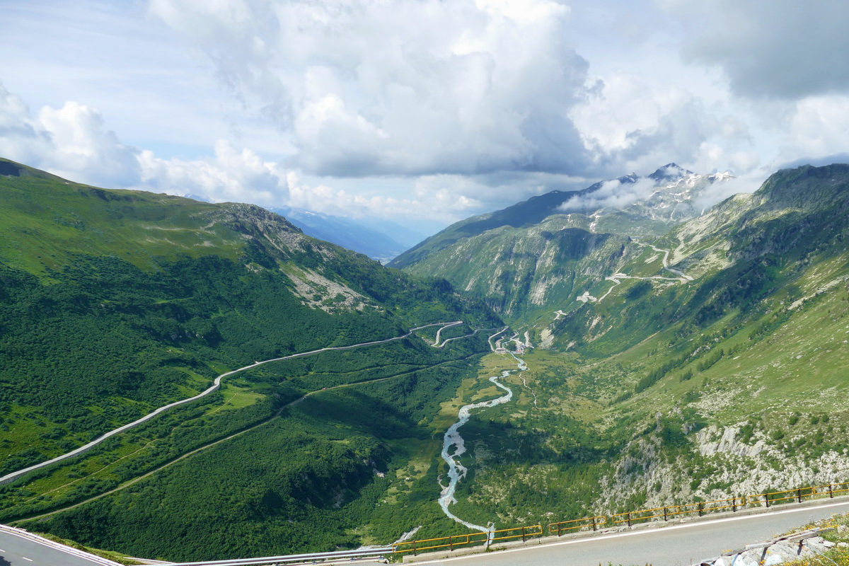 Blick über das Rhonetal nach Gletsch - links die Furkastraße und Trasse der Furka-Dampfbahn, rechts die Grimselstraße