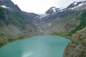 Blick von der Triftbrücke auf den Triftsee und den Triftgletscher.