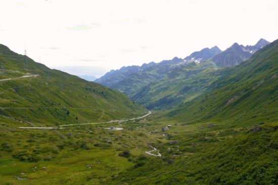 Blick hinunter auf die Nufenenstrasse.